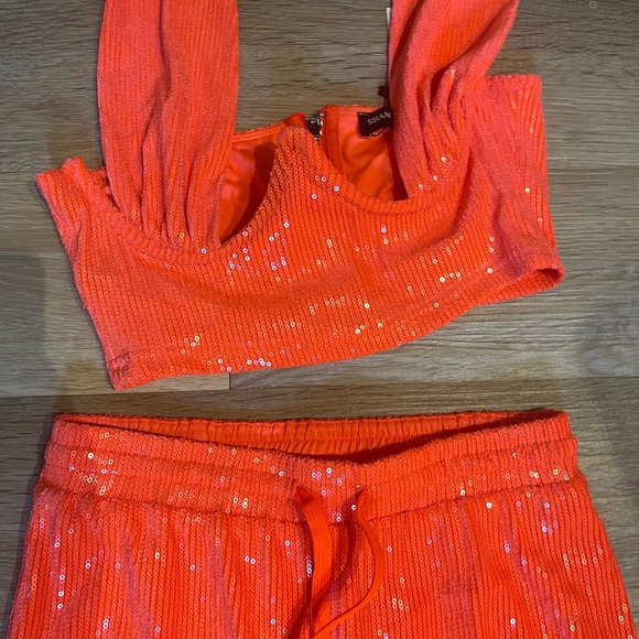 Shane Justine hot two piece - Picture 5 of 6